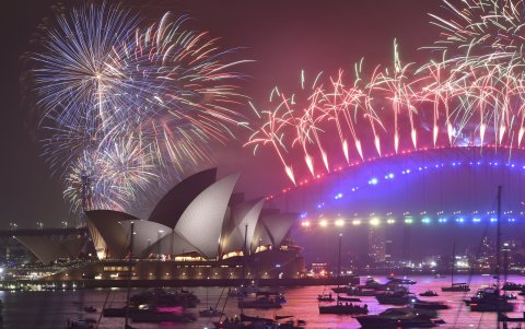 Los fuegos artificiales de Nochevieja estallan sobre el emblemático Harbour Bridge y Sydney,