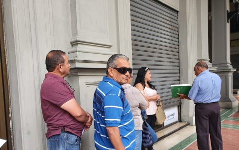 Los usuarios llegaron antes de las 09:00 hasta las ventanillas.