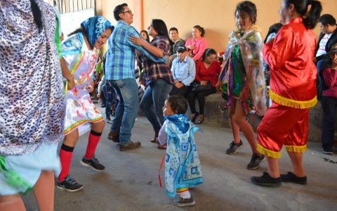 Diversión. Las bandas de pueblo ponen la música, mientras la gente baila en las calles y también 
en sus casas.