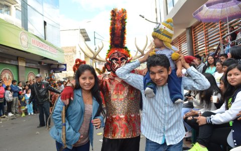 Turismo. Las familias disfrutan de la fiesta tradicional