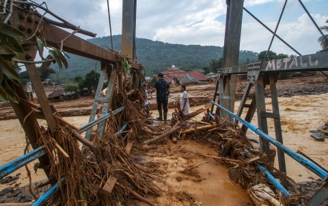 LEBAK. Un puente a ningún lado. Así quedó totalmente destruido el viaducto peatonal que comunica esta ciudad con la población de Banjar Irigasi.