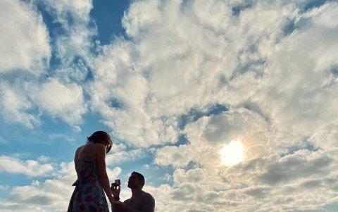 El actor le pidió de rodillas matrimonio al pie del océano en California.