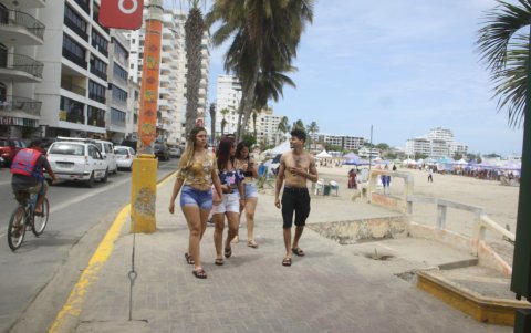 El malecón de Salinas es uno de los sitios más visitados del cantón.
