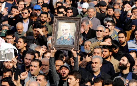 Miles de iraníes salen a las calles para llorar la muerte del teniente general y comandante del Cuerpo de la Guardia Revolucionaria Iraní (IRGC) Qasem Soleimani.