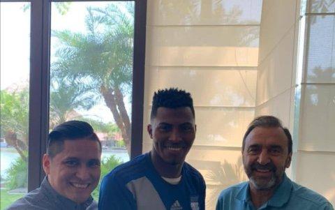 Pedro Ortiz (c) con la camiseta azul y a su lado Nassib Neme, presidente de Emelec.