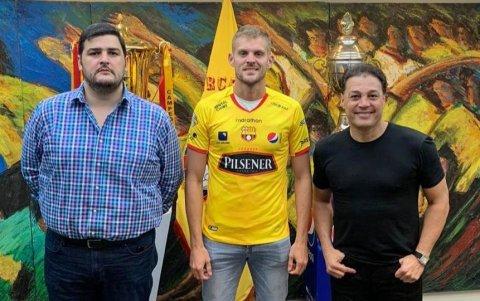 Javier Burrai (c), con Aquiles Álvarez y Carlos Alfaro Moreno, directivos del Ídolo.