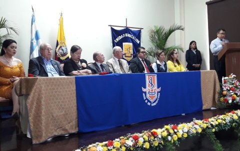 La sesión solemne contó con la presencia de directivos de la Junta de Beneficencia y del plantel.