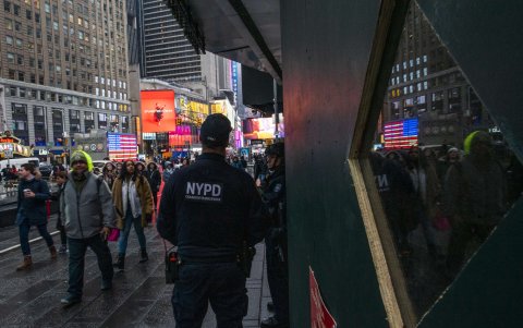 NUEVA YORK. Decenas de policías recorren esta ciudad estadounidense, como medida de seguridad ante posibles ataques.