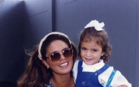 Junto a su madre, la periodista Gissel Zarlenga.