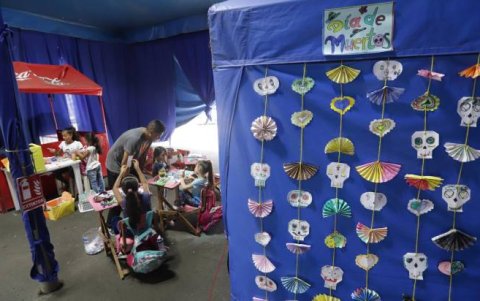 Con lápices de colores y papel hicieron guirnaldas en alusión al Día de Muertos. Los colgaron para decorar su aula.