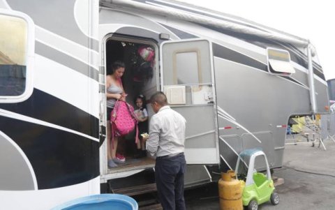 Hazel es la menor entre sus compañeros y vive en un remolque junto a la carpa principal del circo.