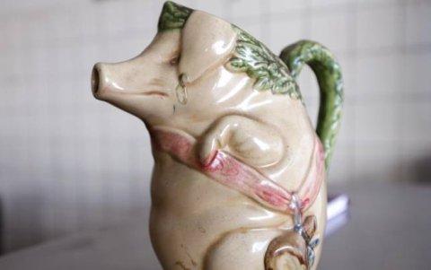 Jarra de porcelana inglesa con forma de cerdo