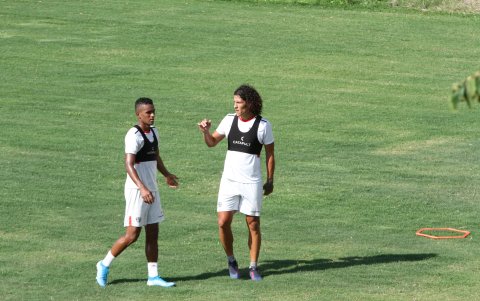 William Riveros (d), zaguero central del Ídolo, se sumó ayer a los entrenamientos.