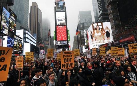 NUEVA YORK. Cientos de personas se congregan para manifestarse en contra de una posible guerra con Irak.