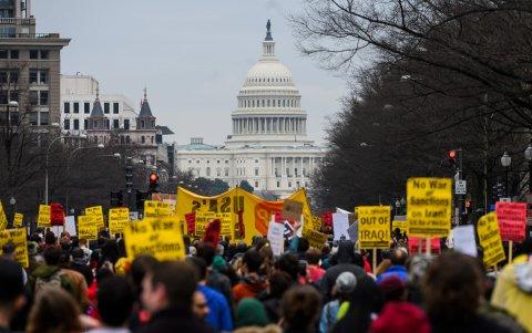 WASHINGTON. Activistas anti guerra recorrieron un gran tramo para manifestarse contrario a un posible enfrentamiento con Irak.