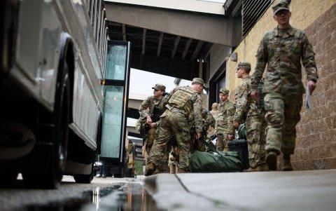 FORT BRAGG. Soldados se alistan para ser enviados a Medio Oriente.