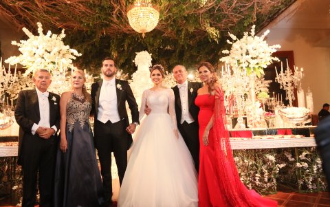 Con sus familiares y esposo durante la recepción en el Club de la Unión.