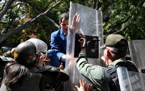 Tras cuatro horas de forcejeos en los alrededores del Palacio Legislativo, Guaidó se quedó fuera junto con otros legisladores aliados.