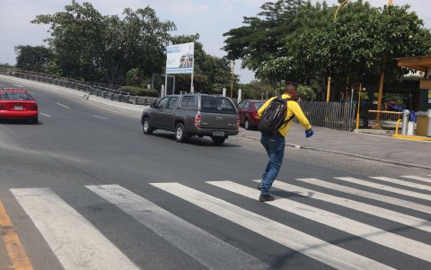 Los peatones arriesgan sus vidas cruzando la vía.