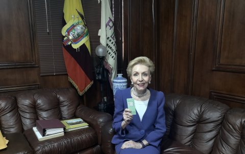 Joyce de Ginatta, con la tablita para convertir sucres a dólares.