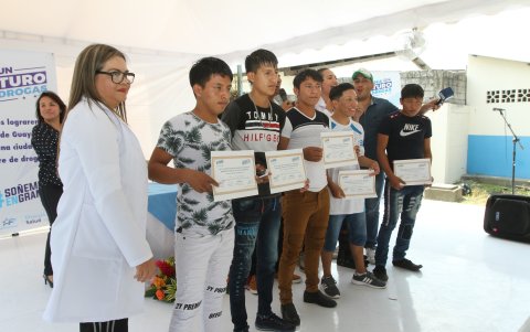 Los jóvenes recibieron un diploma por su perseverancia.