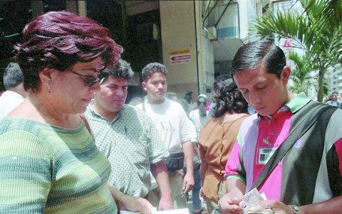 En 1980 por cada dólar se pagaba 28,5 sucres; en 1988 eran ya 512 y en 1995 $ 2.925.