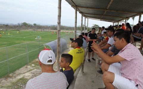 Los seguidores canarios observan la práctica en suelo manabita.