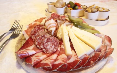 Los embutidos son alimentos ricos en sal.