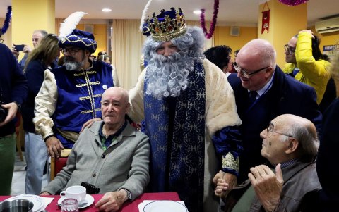 El solista de música pop repartió hasta nueve toneladas de caramelos en el Día de Reyes.