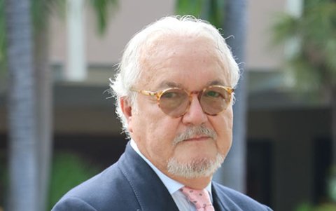 Es exministro de Finanzas y decano de Emprendimiento, Negocios y Economía en la Unviersidad de Especialidades Espíritu Santo de Guayaquil.