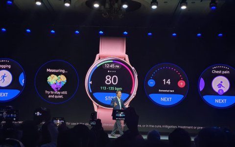 Todos los datos almacenados de la actividad física se cargan automática un teléfono inteligente y en los wearables.