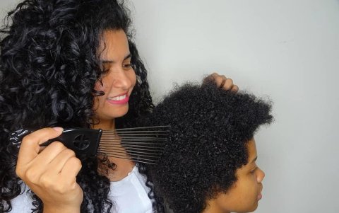 Proceso. Yulia Garzón, luego de haber realizado el corte, la prepara para aplicar el tratamiento natura