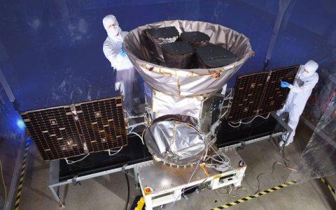 TESS es un telescopio espacial y está diseñado para buscar exoplanetas utilizando el método de tránsito en un área 400 veces mayor que la abarcada por la misión Kepler.