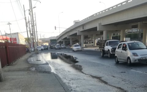 Imagen. Este es otro sector de la vía Daule  en el que, a decir de los usuarios, se reporta una fuga hace más de dos meses.