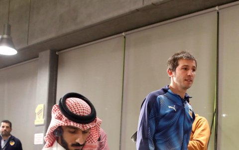 El técnico del Valencia, Albert Celades, momentos antes de dirigirse a la rueda de prensa en la sede del encuentro.