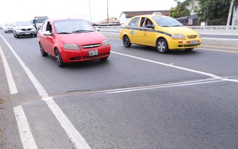 Conductores solicitan la intervención en puentes, como el de la avenida 25 de Julio y José Vicente Trujillo, antes que resulten más afectados por la temporada invernal.