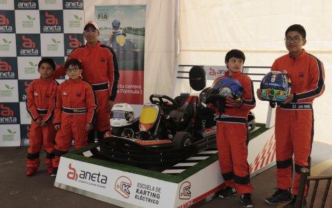 Los primeros alumnos de la escuela de karting eléctrico recibieron sus uniformes y cascos.