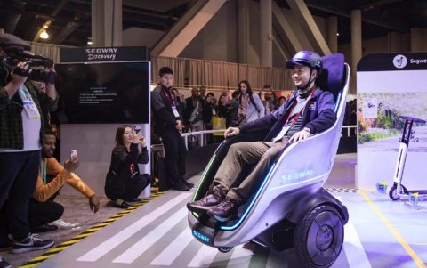 S-Pod, de Segway, alcanza una velocidad máxima de casi 40 Km/h y logra 43.5 millas con una carga (70 Km)