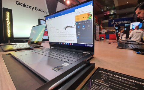 La Galaxy Chromebook es como llevar una carpeta, extremadamente liviana.