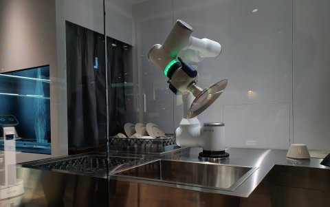 Uno de los robots de LG se encarga de realizar la tarea más odiada: el lavado de platos.