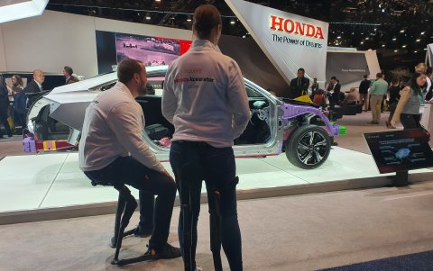 Chairless chair, fabricado por Noonee y diseñado por el estudio Sapetti, es una silla sin silla.