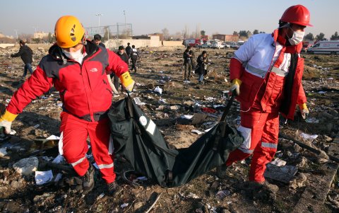 A la zona, ubicada entre las localidades de Shahed y Parand, al sur de Teherán, fueron enviados también dos helicópteros y diez ambulancias.