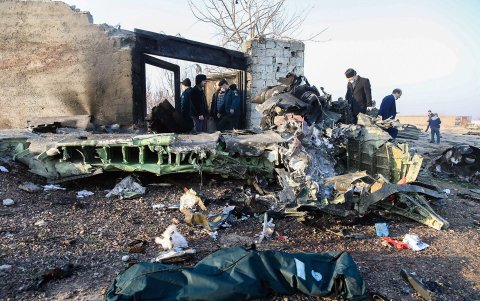 SHAHRIAR. La gente se encuentra cerca de los restos