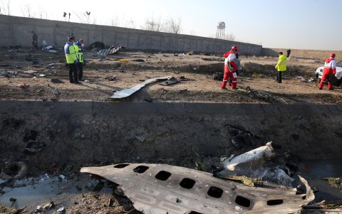 SHAHRIAR. Parte del fuselaje del avión, aparece dispersa en el terreno donde cayó.