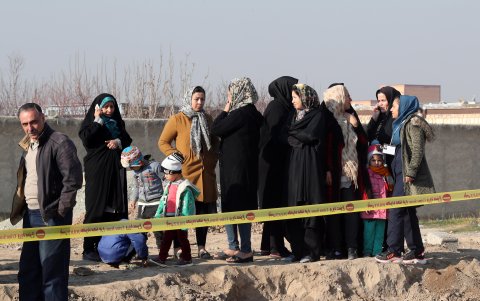 SHAHRIAR. Varias personas aparecen en los alrededores donde cayó el avión.