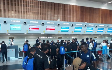 Los jugadores del Bombillo antes de partir a suelo español