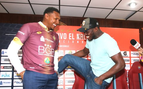 Máximo Banguera recibió la patadita de la buena suerte por parte de Johan Padilla.