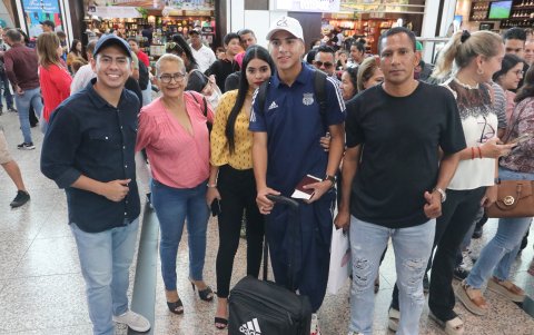 Eduardo Pineda, volante de Emelec, junto a su familia ante de viajar a suelo español.