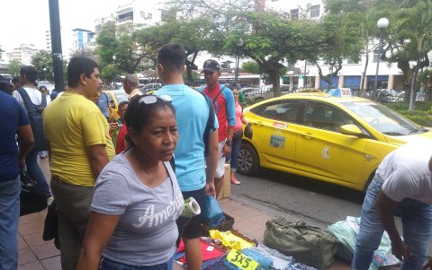 Las ofertas se ven hasta en las ventas informales. En la foto la bahía de Guayaquil.