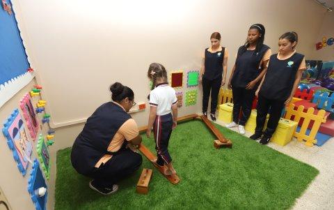 A través de la barra de equilibrio se le enseña al niño a desarrollar su coordinación motora.